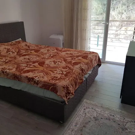 Denize Yakin,Yesiller Icinde Sitede ,Havuzlu Daire