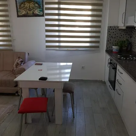 Denize Yakin,Yesiller Icinde Sitede ,Havuzlu Daire דירה
