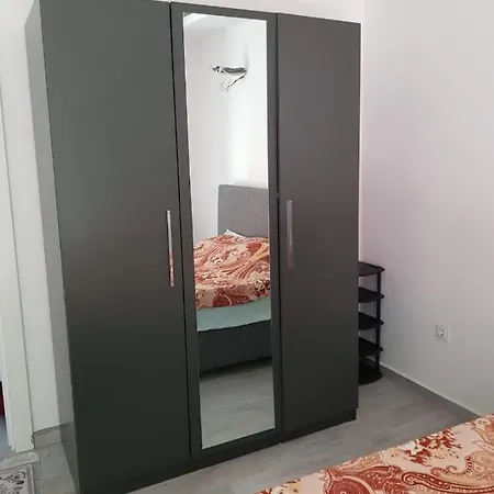 Denize Yakin,Yesiller Icinde Sitede ,Havuzlu Daire