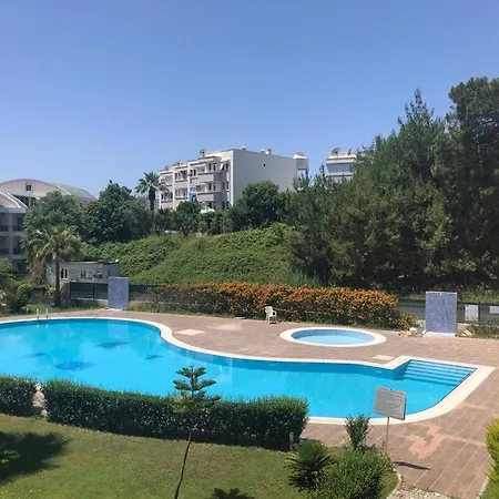 Denize Yakin,Yesiller Icinde Sitede ,Havuzlu Daire דירה *